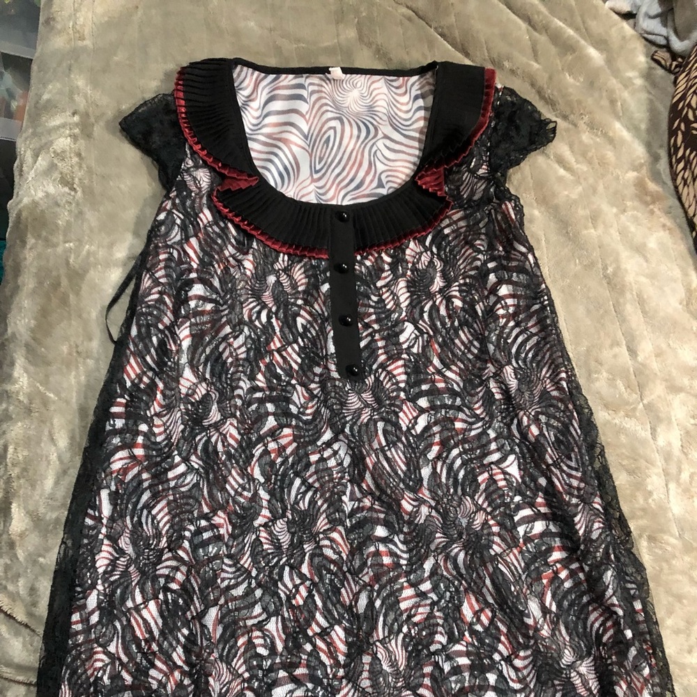 Size S LINDI tunic style black and red top